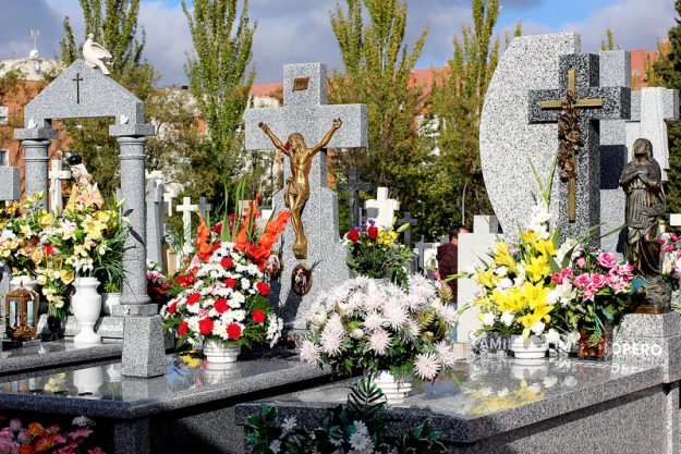 Todos los Santos limpiar lápidas de piedra natural Todos los Santos limpiar lápidas de piedra natural